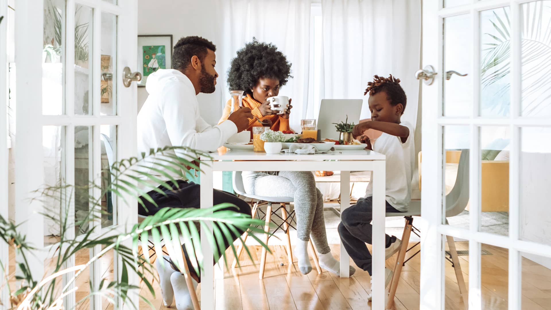 Cómo pueden las familias adoptar un plan de discipulado familiar