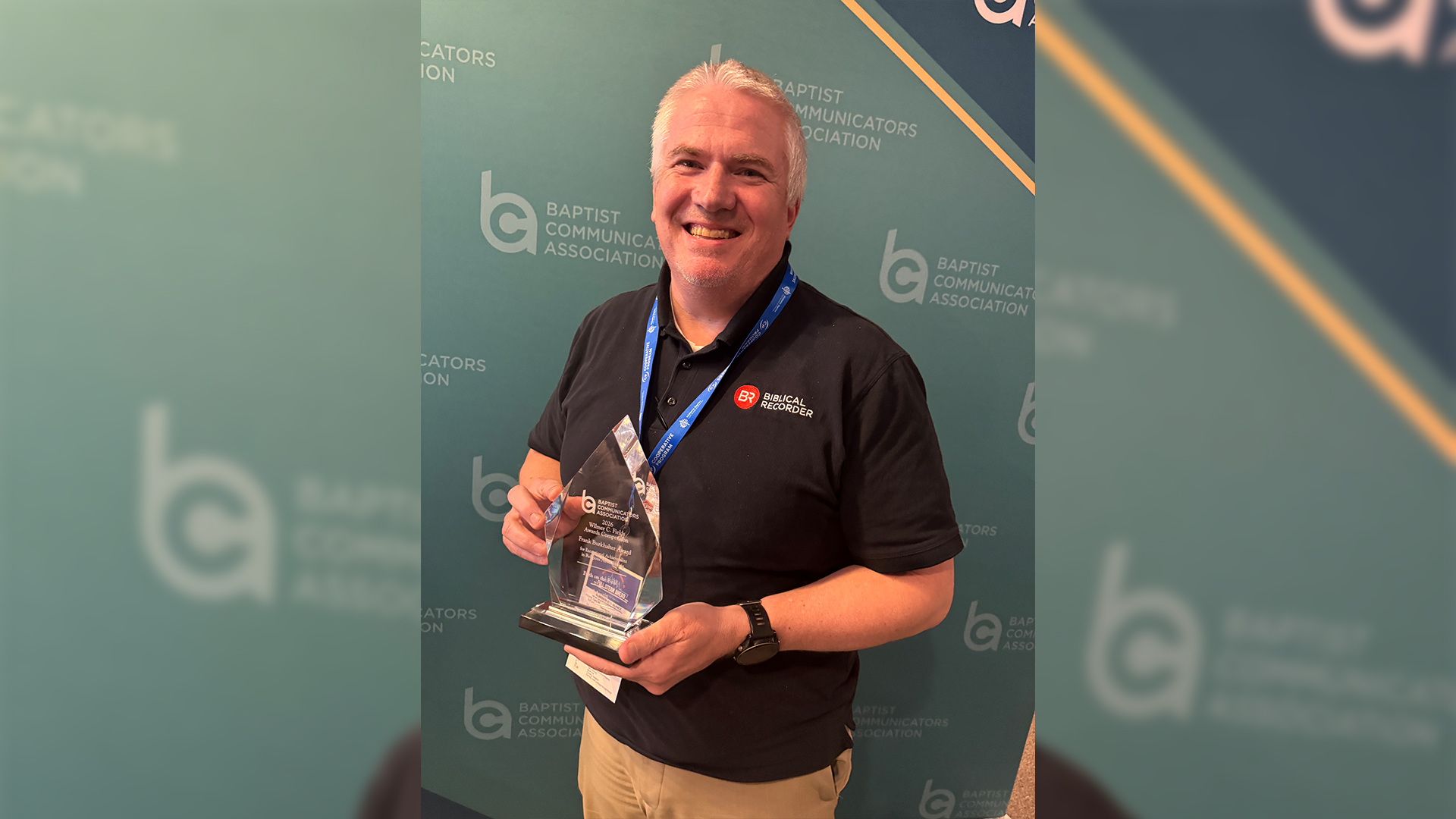 Chad Austin, del Biblical Recorder, recibe el premio BCA a la mejor redacción de noticias