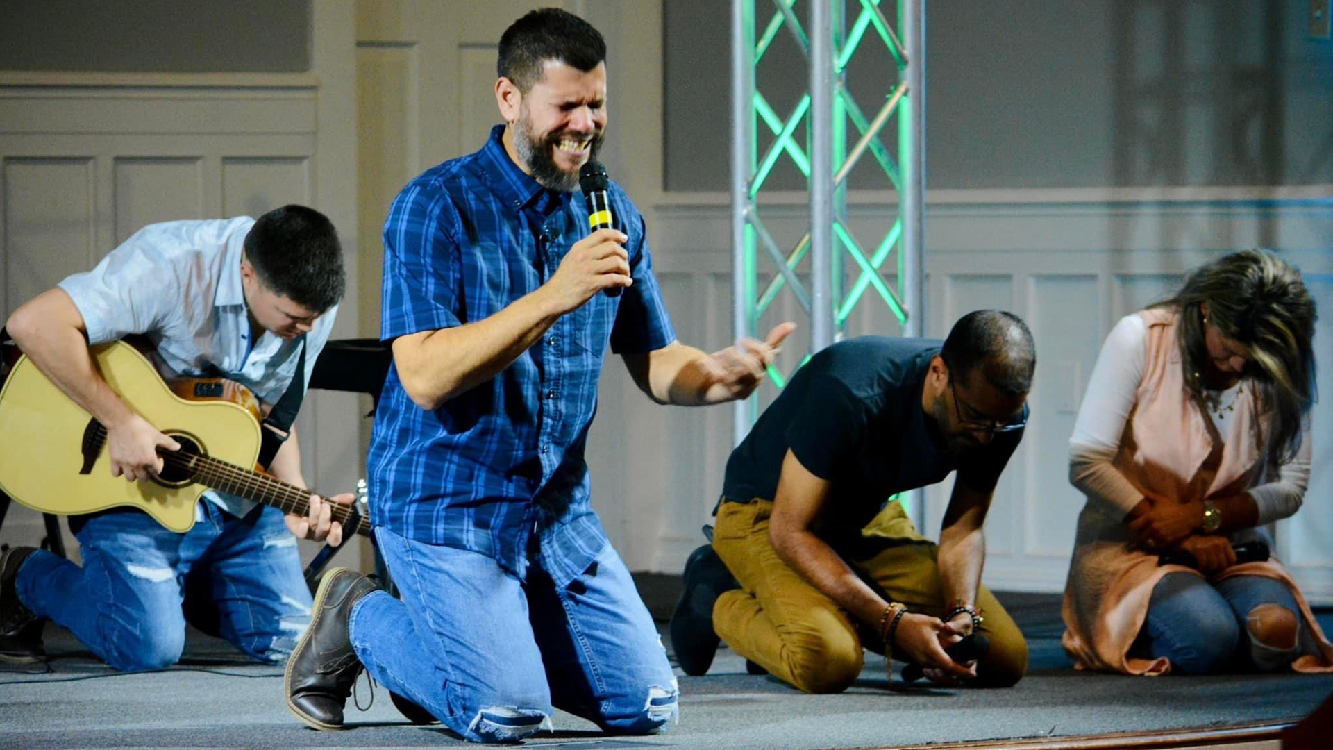 Nueva Iglesia en ‘Spanglish’ Cierra las brechas culturales y generacionales