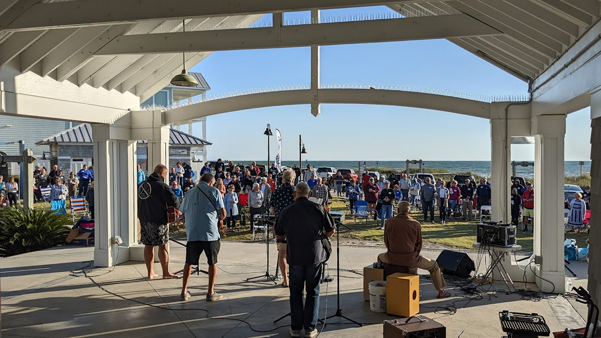 Los ministerios junto a la playa llegan a la comunidad y a visitantes de todo el estado